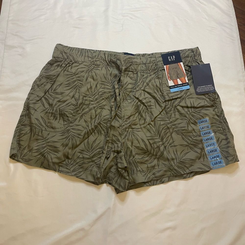 NWT Gap size large green pull on tencel shorts